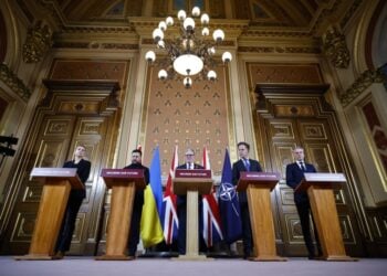 Από αριστερά, η Δανή πρωθυπουργός Μέτε Φρέντρικσεν, ο πρόεδρος της Ουκρανίας Βολοντίμιρ Ζελένσκι, ο βρετανός πρωθυπουργός Κιρ Στάρμερ, ο γενικός γραμματέας του ΝΑΤΟ Μαρκ Ρούτε και ο Ολλανδός πρωθυπουργός Ντικ Σχόουφ στη διάρκεια συνάντησης της Συμμαχίας των Προθύμων στο Λονδίνο (φωτ.: EPA/Tolga Akmen/POOL)