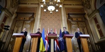 Από αριστερά, η Δανή πρωθυπουργός Μέτε Φρέντρικσεν, ο πρόεδρος της Ουκρανίας Βολοντίμιρ Ζελένσκι, ο βρετανός πρωθυπουργός Κιρ Στάρμερ, ο γενικός γραμματέας του ΝΑΤΟ Μαρκ Ρούτε και ο Ολλανδός πρωθυπουργός Ντικ Σχόουφ στη διάρκεια συνάντησης της Συμμαχίας των Προθύμων στο Λονδίνο (φωτ.: EPA/Tolga Akmen/POOL)