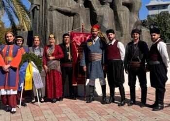 Μέλη του Συνδέσμου Μικρασιατών «Αλησμόνητες Πατρίδες» μαζί με μέλη του Συλλόγου Ποντίων Νέας Φιλαδέλφειας – Νέας Χαλκηδόνας «Δημήτριος Υψηλάντης» (φωτ.: facebook/Σύνδεσμος Μικρασιατών Ν. Φιλαδέλφειας - Ν. Χαλκηδόνας)