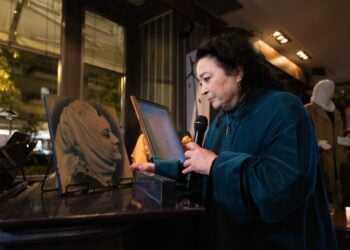 Η Μελίνα Μποτέλη μπροστά στη φωτογραφία της Σοφίας Βέμπο στη διάρκεια της εκδήλωσης (φωτ.: ΑΠΕ-ΜΠΕ/Αχιλλέας Χήρας)