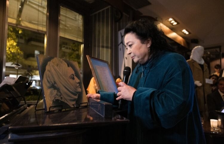 Η Μελίνα Μποτέλη μπροστά στη φωτογραφία της Σοφίας Βέμπο στη διάρκεια της εκδήλωσης (φωτ.: ΑΠΕ-ΜΠΕ/Αχιλλέας Χήρας)