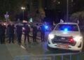 Ισραηλινοί στρατιώτες χαιρετούν ενώ κλιμάκιο του Ερυθρού Σταυρού φέρνει μια από τις σορούς (φωτ.: glomex)