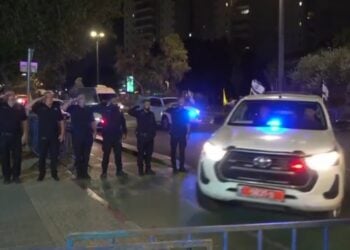 Ισραηλινοί στρατιώτες χαιρετούν ενώ κλιμάκιο του Ερυθρού Σταυρού φέρνει μια από τις σορούς (φωτ.: glomex)