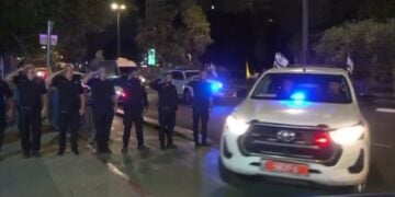 Ισραηλινοί στρατιώτες χαιρετούν ενώ κλιμάκιο του Ερυθρού Σταυρού φέρνει μια από τις σορούς (φωτ.: glomex)
