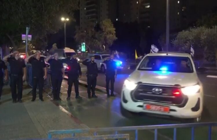 Ισραηλινοί στρατιώτες χαιρετούν ενώ κλιμάκιο του Ερυθρού Σταυρού φέρνει μια από τις σορούς (φωτ.: glomex)