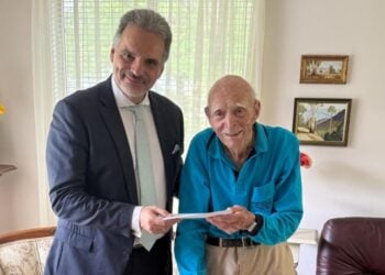 Ο Έλληνας πρέσβης στην Αυστραλία Σταύρος Βενιζέλος με τον βετεράνο των ANZAC Λες Κουκ (φωτ.: facebook/Embassy of Greece in Australia)