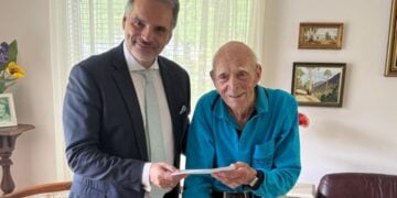 Ο Έλληνας πρέσβης στην Αυστραλία Σταύρος Βενιζέλος με τον βετεράνο των ANZAC Λες Κουκ (φωτ.: facebook/Embassy of Greece in Australia)