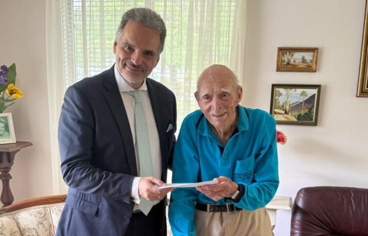 Ο Έλληνας πρέσβης στην Αυστραλία Σταύρος Βενιζέλος με τον βετεράνο των ANZAC Λες Κουκ (φωτ.: facebook/Embassy of Greece in Australia)