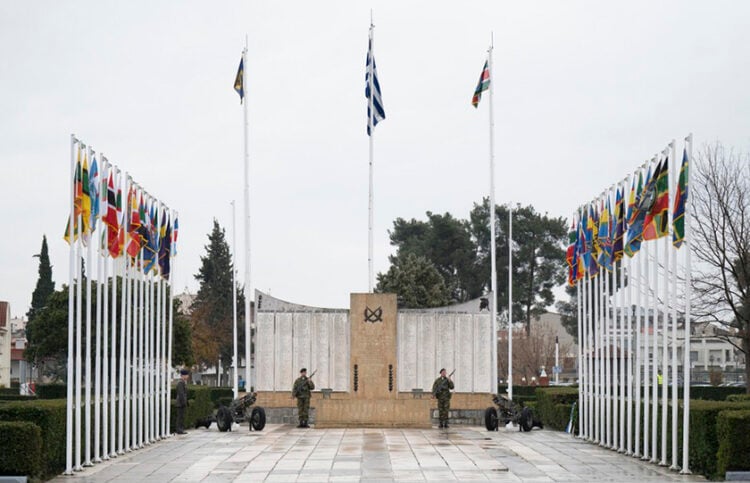 Το ηρώο στο στρατόπεδο «Πλαστήρα», το οποίο επισκέφθηκαν οι μαθητές (φωτ. αρχείου: ΑΠΕ-ΜΠΕ / Γραφείο Τύπου ΥΠΕΘΑ)