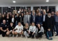Οικογενειακή φωτογραφία μετά την έναρξη της 19ης Πανελλήνιας Συνάντησης Ποντιακής Νεολαίας στην Πρώτη Φλώρινας (φωτ.: ΠΟΕ)