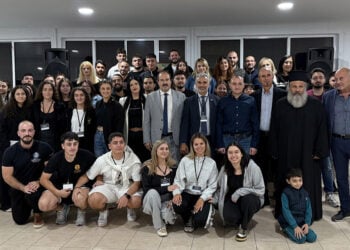 Οικογενειακή φωτογραφία μετά την έναρξη της 19ης Πανελλήνιας Συνάντησης Ποντιακής Νεολαίας στην Πρώτη Φλώρινας (φωτ.: ΠΟΕ)