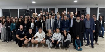 Οικογενειακή φωτογραφία μετά την έναρξη της 19ης Πανελλήνιας Συνάντησης Ποντιακής Νεολαίας στην Πρώτη Φλώρινας (φωτ.: ΠΟΕ)