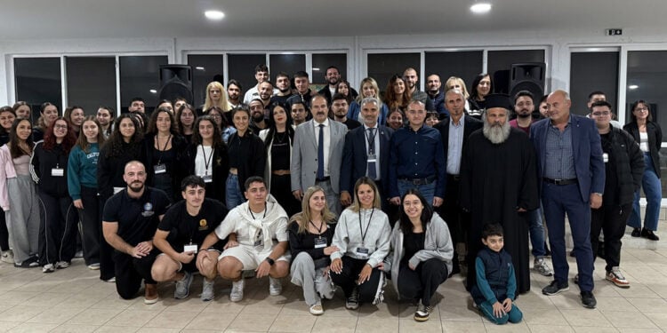 Οικογενειακή φωτογραφία μετά την έναρξη της 19ης Πανελλήνιας Συνάντησης Ποντιακής Νεολαίας στην Πρώτη Φλώρινας (φωτ.: ΠΟΕ)