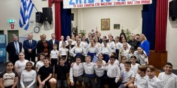 Μέλη της ελληνικής κοινότητας Νέας Νότιας Ουαλίας σε αναμνηστική φωτογραφία από την εκδήλωση (φωτ.: The Greek Herald)