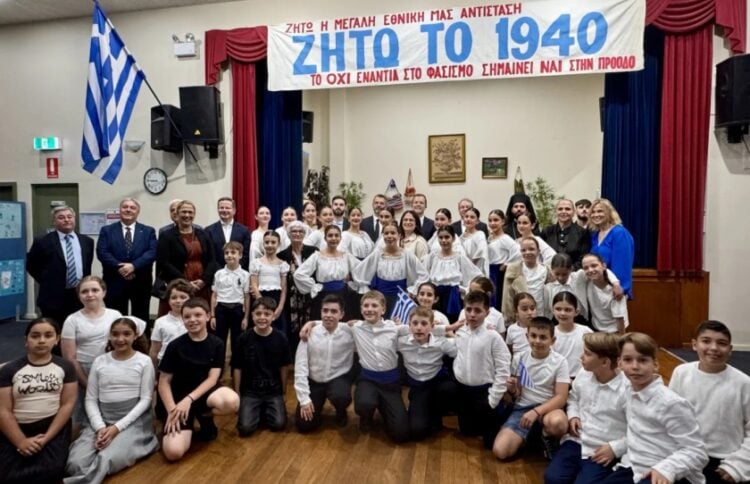 Μέλη της ελληνικής κοινότητας Νέας Νότιας Ουαλίας σε αναμνηστική φωτογραφία από την εκδήλωση (φωτ.: The Greek Herald)