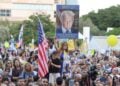 Ισραηλινή στην Πλατεία Ομήρων στο Τελ Αβίβ κρατά φωτογραφία του αμερικανού προέδρου Ντ. Τραμπ με τη φράση «Η Λίστα του Τραμπ», εμπνευσμένη από την ταινία «Η Λίστα του Σίντλερ», για τον Γερμανό αξιωματικό των Ναζί, που έσωσε εκατοντάδες Εβραίους στη διάρκεια του Β’ Παγκοσμίου Πολέμου (φωτ.: EPA/Abir Sultan)