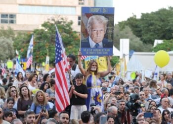 Ισραηλινή στην Πλατεία Ομήρων στο Τελ Αβίβ κρατά φωτογραφία του αμερικανού προέδρου Ντ. Τραμπ με τη φράση «Η Λίστα του Τραμπ», εμπνευσμένη από την ταινία «Η Λίστα του Σίντλερ», για τον Γερμανό αξιωματικό των Ναζί, που έσωσε εκατοντάδες Εβραίους στη διάρκεια του Β’ Παγκοσμίου Πολέμου (φωτ.: EPA/Abir Sultan)