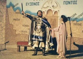 Ο Λάζος Τερζάς ως Βασίλειος Διγενής Ακρίτας σε παράσταση στο Θέατρο Βράχων, 6 Ιουλίου 1996 (φωτ.: Δήμος Βύρωνα)