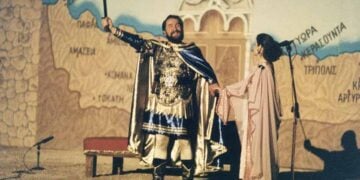Ο Λάζος Τερζάς ως Βασίλειος Διγενής Ακρίτας σε παράσταση στο Θέατρο Βράχων, 6 Ιουλίου 1996 (φωτ.: Δήμος Βύρωνα)