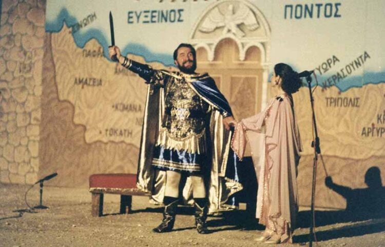 Ο Λάζος Τερζάς ως Βασίλειος Διγενής Ακρίτας σε παράσταση στο Θέατρο Βράχων, 6 Ιουλίου 1996 (φωτ.: Δήμος Βύρωνα)
