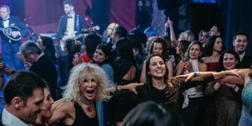 Χορός και τραγούδι στο gala που κατάφερε να συγκεντρώσει 512.000 δολάρια για την Ελλάδα (φωτ.: THI Instagram)
