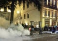 Δακρυγόνα κατά διαδηλωτών στο κέντρο της Τιφλίδας, 4 Οκτωβρίου 2025 (φωτ.: EPA / David Mdzinarishvili)