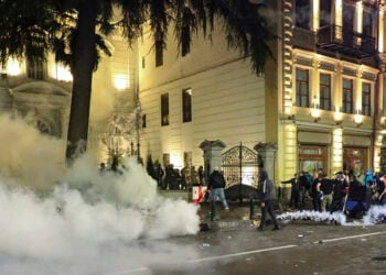 Δακρυγόνα κατά διαδηλωτών στο κέντρο της Τιφλίδας, 4 Οκτωβρίου 2025 (φωτ.: EPA / David Mdzinarishvili)