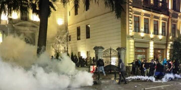 Δακρυγόνα κατά διαδηλωτών στο κέντρο της Τιφλίδας, 4 Οκτωβρίου 2025 (φωτ.: EPA / David Mdzinarishvili)