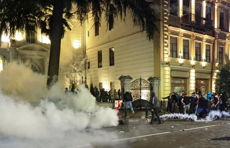 Δακρυγόνα κατά διαδηλωτών στο κέντρο της Τιφλίδας, 4 Οκτωβρίου 2025 (φωτ.: EPA / David Mdzinarishvili)
