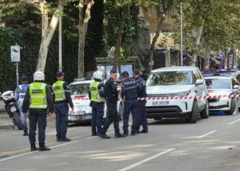 Αλβανοί αστυνομικοί έξω από το εφετείο των Τιράνων μετά τη δολοφονία (φωτ.: Anadolu Ajansi/Fatjon Cuka)