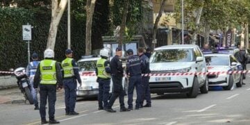 Αλβανοί αστυνομικοί έξω από το εφετείο των Τιράνων μετά τη δολοφονία (φωτ.: Anadolu Ajansi/Fatjon Cuka)