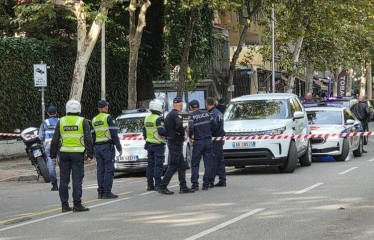 Αλβανοί αστυνομικοί έξω από το εφετείο των Τιράνων μετά τη δολοφονία (φωτ.: Anadolu Ajansi/Fatjon Cuka)
