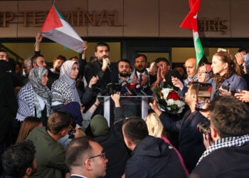 Τούρκοι ακτιβιστές, μέλη του Global Sumud Flotilla, δίνουν συνέντευξη Τύπου μετά την άφιξή τους στο αεροδρόμιο της Κωνσταντινούπολης (φωτ.: EPA/STR)