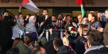 Τούρκοι ακτιβιστές, μέλη του Global Sumud Flotilla, δίνουν συνέντευξη Τύπου μετά την άφιξή τους στο αεροδρόμιο της Κωνσταντινούπολης (φωτ.: EPA/STR)