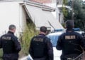 Αστυνομικοι έξω από το σπίτι της άτυχης γυναίκας, στα Τρίκαλα (φωτ.: EUROKINISSI / Θανάσης Καλλιάρας)