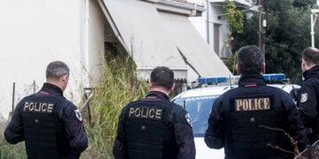 Αστυνομικοι έξω από το σπίτι της άτυχης γυναίκας, στα Τρίκαλα (φωτ.: EUROKINISSI / Θανάσης Καλλιάρας)