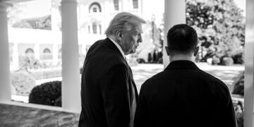 Ο Τραμπ δείχνει στον Ζελένσκι τον ανακαινισμένο Κήπο των Ρόδων στον Λευκό Οίκο, 17 Οκτωβρίου 2025 (φωτ.: White House / Daniel Torok)