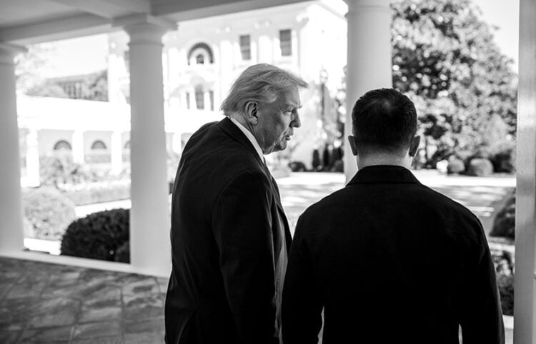 Ο Τραμπ δείχνει στον Ζελένσκι τον ανακαινισμένο Κήπο των Ρόδων στον Λευκό Οίκο, 17 Οκτωβρίου 2025 (φωτ.: White House / Daniel Torok)