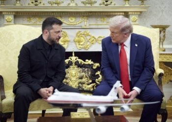Από αριστερά ο Ουκρανός πρόεδρος Βολοντίμιρ Ζελένσκι και ο πρόεδρος των ΗΠΑ Ντόναλντ Τραμπ, κατά την προηγούμενη συνάντησή τους στον Λευκό Οίκο, τον περασμένο Αύγουστο (φωτ.: Γραφείο Τύπου της Αμερικανικής Προεδρίας)