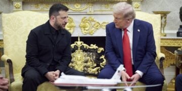 Από αριστερά ο Ουκρανός πρόεδρος Βολοντίμιρ Ζελένσκι και ο πρόεδρος των ΗΠΑ Ντόναλντ Τραμπ, κατά την προηγούμενη συνάντησή τους στον Λευκό Οίκο, τον περασμένο Αύγουστο (φωτ.: Γραφείο Τύπου της Αμερικανικής Προεδρίας)