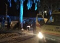 «Καρφωμένο» στο δέντρο το τζιπ που έκλεψαν οι τρεις ανήλικοι δραπέτες (φωτ.: volosday.gr)