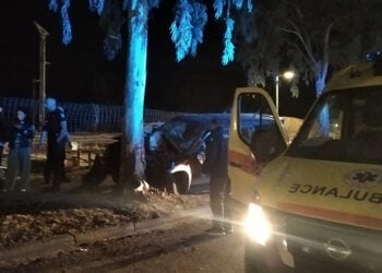 «Καρφωμένο» στο δέντρο το τζιπ που έκλεψαν οι τρεις ανήλικοι δραπέτες (φωτ.: volosday.gr)