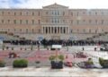 Τα ονόματα των θυμάτων των Τεμπών μπροστά από το Μνημείο του Άγνωστου Στρατιώτη (φωτ.: EUROKINISSI/Γιάννης Παναγόπουλος)