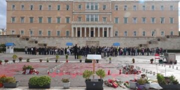 Τα ονόματα των θυμάτων των Τεμπών μπροστά από το Μνημείο του Άγνωστου Στρατιώτη (φωτ.: EUROKINISSI/Γιάννης Παναγόπουλος)