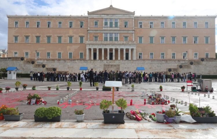 Τα ονόματα των θυμάτων των Τεμπών μπροστά από το Μνημείο του Άγνωστου Στρατιώτη (φωτ.: EUROKINISSI/Γιάννης Παναγόπουλος)