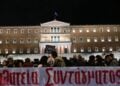 Στιγμιότυπο από τη χθεσινοβραδινή διαμαρτυρία μπροστά από τη Βουλή, σχετικά με την ψήφιση της τροπολογίας για το Μνημείου του Άγνωστου Στρατιώτη (φωτ.: EUROKINISSI/Τατιάνα Μπόλαρη)