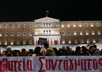 Στιγμιότυπο από τη χθεσινοβραδινή διαμαρτυρία μπροστά από τη Βουλή, σχετικά με την ψήφιση της τροπολογίας για το Μνημείου του Άγνωστου Στρατιώτη (φωτ.: EUROKINISSI/Τατιάνα Μπόλαρη)