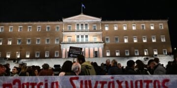 Στιγμιότυπο από τη χθεσινοβραδινή διαμαρτυρία μπροστά από τη Βουλή, σχετικά με την ψήφιση της τροπολογίας για το Μνημείου του Άγνωστου Στρατιώτη (φωτ.: EUROKINISSI/Τατιάνα Μπόλαρη)