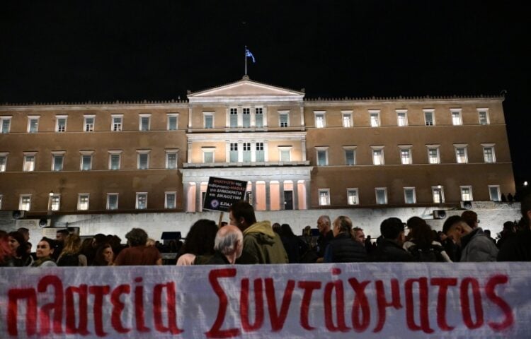 Στιγμιότυπο από τη χθεσινοβραδινή διαμαρτυρία μπροστά από τη Βουλή, σχετικά με την ψήφιση της τροπολογίας για το Μνημείου του Άγνωστου Στρατιώτη (φωτ.: EUROKINISSI/Τατιάνα Μπόλαρη)
