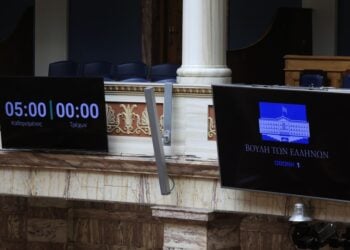 Το ρολόι για τις τοποθετήσεις των βουλευτών στην αίθουσα της Ολομέλειας (φωτ.: EUROKINISSI/Γιώργος Κονταρίνης)